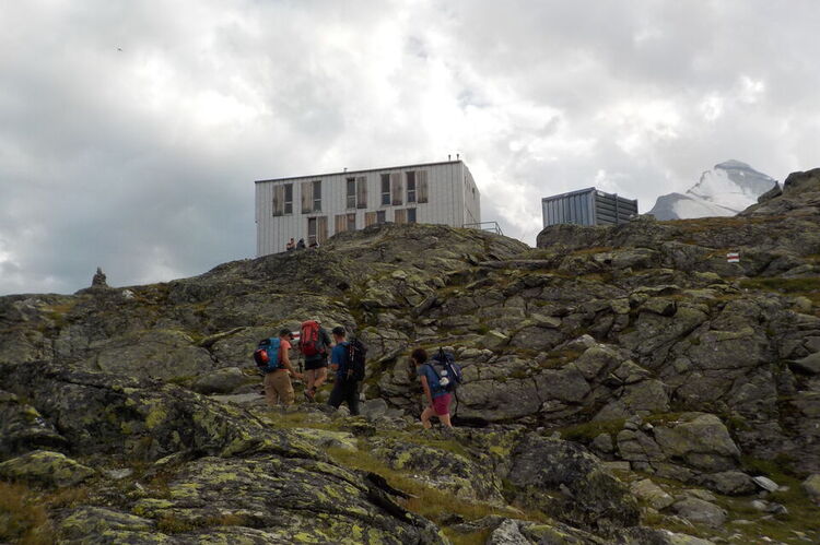 Arrivée à la cabane Topali, avec Brunegghorn au fond